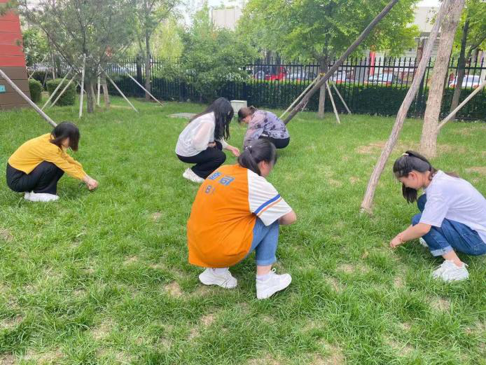 “學生進行校園除草